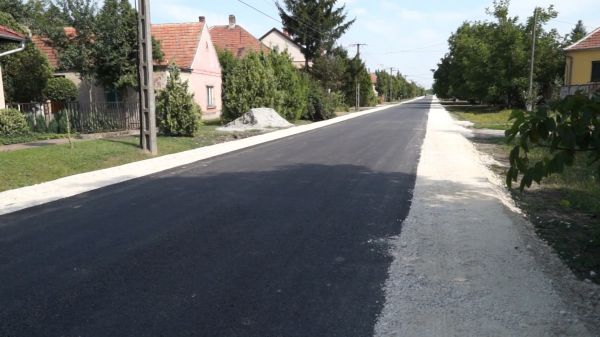 Átadták a felújított Pozsonyi utcát Csornán