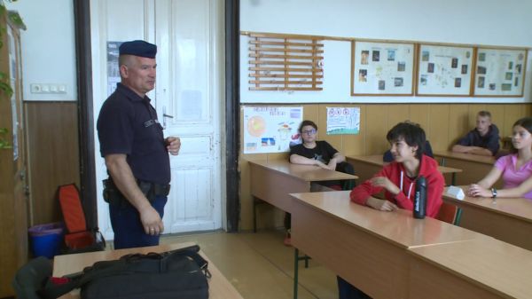 Varga András rendőr százados bűnmegelőzési és közlekedésbiztonsági tájékoztatója