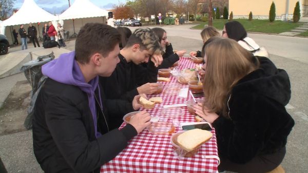 Télköszöntő közösségi ebéd a csornai Széchenyi téren