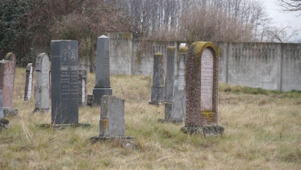 Szalai Katalin és családja évekig gondozta a téti zsidó temetőt
