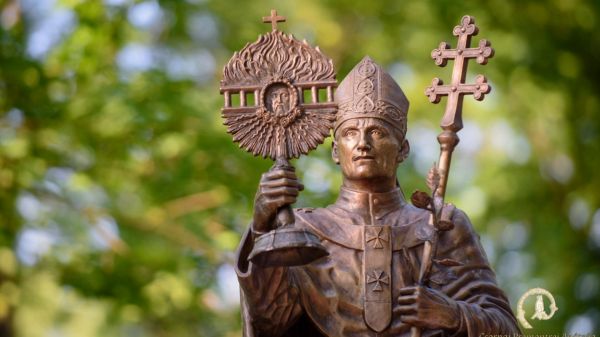 Felavatták Szent Norbert bronzszobrát a csornai premontrei apátságban