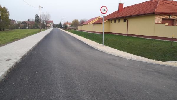 Új utat építettek és felújították a sportcsarnokot Veszkényben