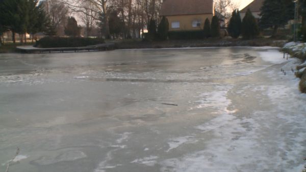 Tilos és életveszélyes a Váti-tó jegére rálépni