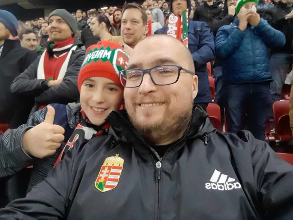 A kapuvári Pócza Botonde a magyar labdarúgó válogatottnak szurkolt a Puskás Stadionban