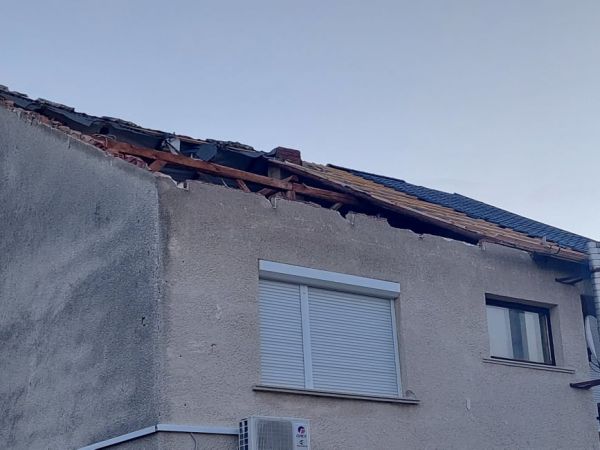 Letépte a viharos szél egy családi ház tetejét Beleden