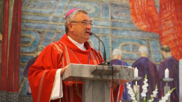 Dr. Veres András püspök megáldotta a felújított katolikus iskolát