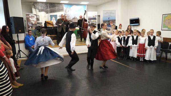 A tánc világnapját ünnepelték a csornai néptánciskolában