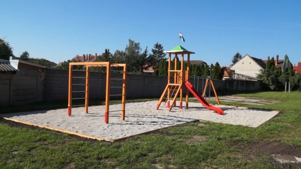 Új játszóteret adtak át az Ifjúsági lakótelepen Csornán
