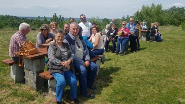 A Ság hegyen emlékeztek Trianonra a beledi Ezüstfenyő Nyugdíjas Egyesület tagjai
